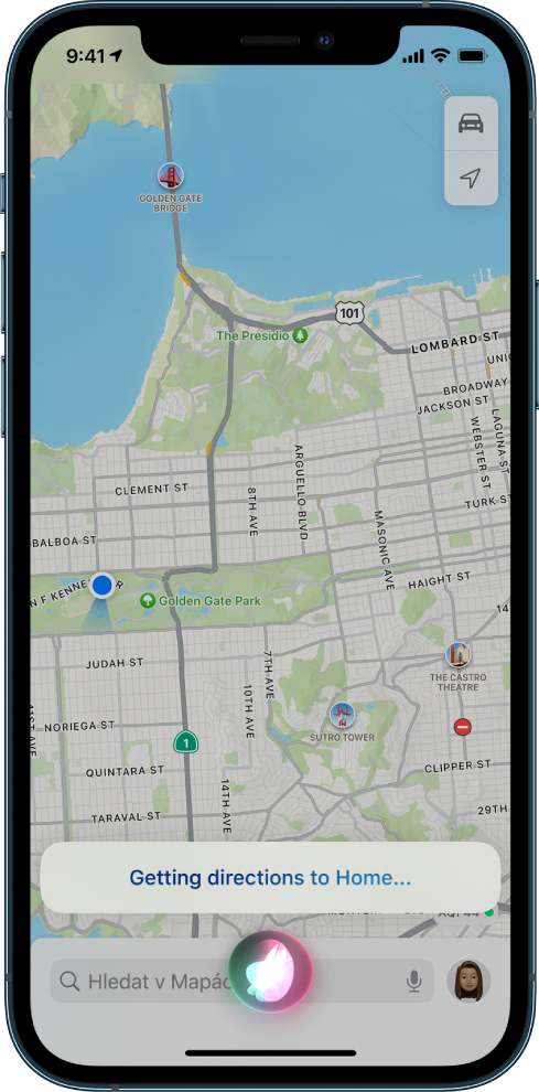 Mapa s reakcí Siri „Getting directions to Home“ v dolní části obrazovky