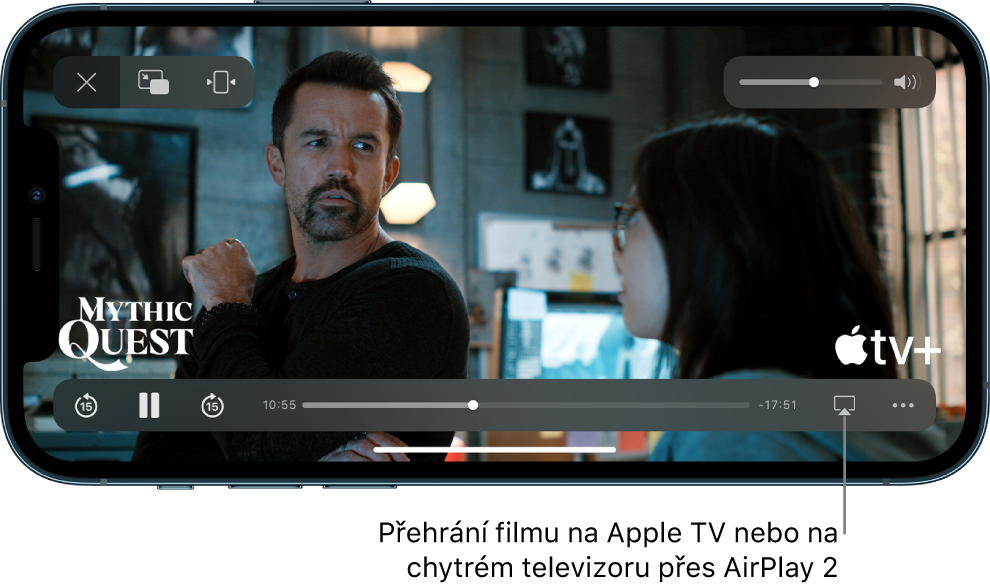 Na displeji iPhonu se přehrává film. V dolní části obrazovky jsou vidět ovládací prvky pro přehrávání a mezi nimi vpravo dole tlačítko AirPlay.