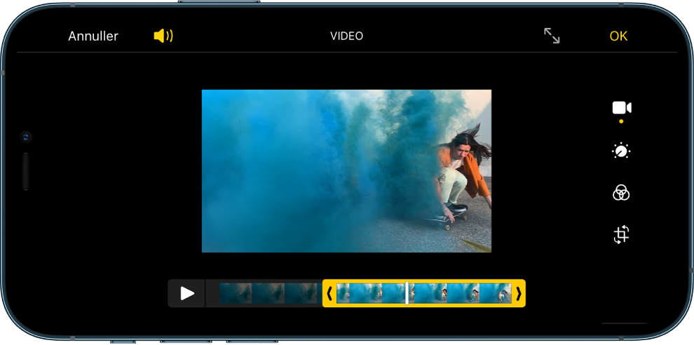 En video på skærmen Rediger. Billedfremviseren vises langs bunden af skærmen. Knapperne Annuller og Lyd findes øverst til venstre, og knapperne Vis og OK findes øverst til højre. Redigeringsværktøjerne findes i højre side af skærmen, fra øverst til nederst: Video, Juster farve, Filtrer og Beskær.