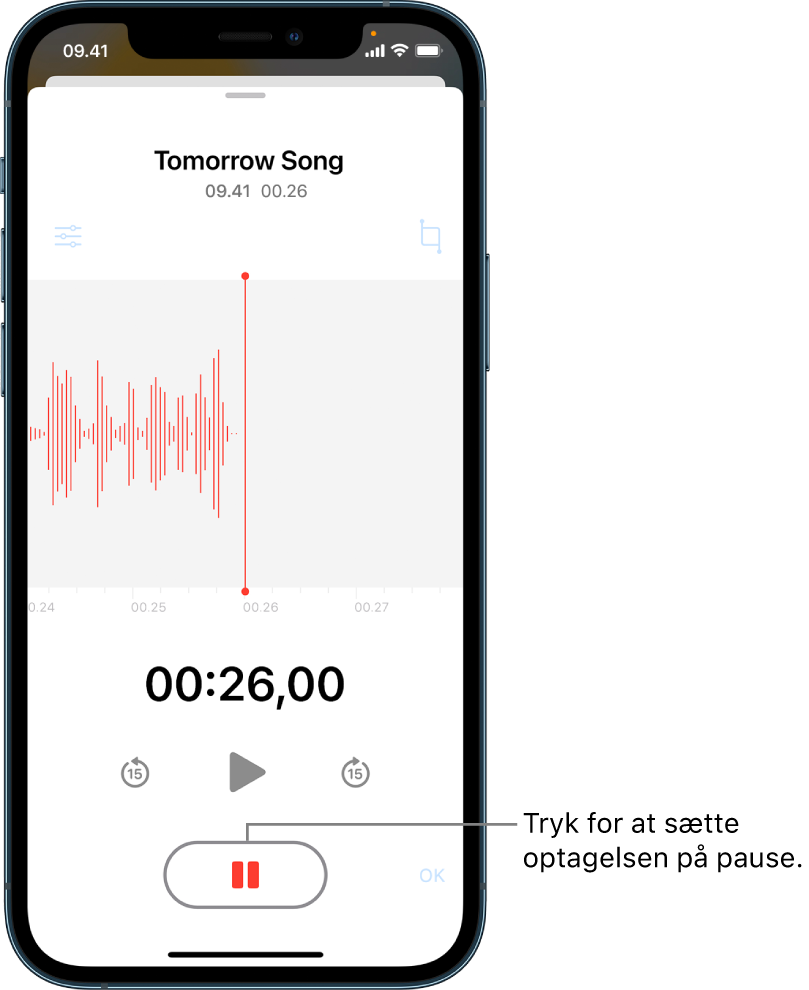En igangværende optagelse i Memoer med en aktiv Pause-knap og utydelige betjeningsmuligheder til at afspille, hoppe 15 sekunder frem og hoppe 15 sekunder tilbage. Den største del af skærmen viser bølgeformen til den igangværende optagelse sammen med en tidsindikator. Den orange indikator for Mikrofon i brug vises øverst til højre.