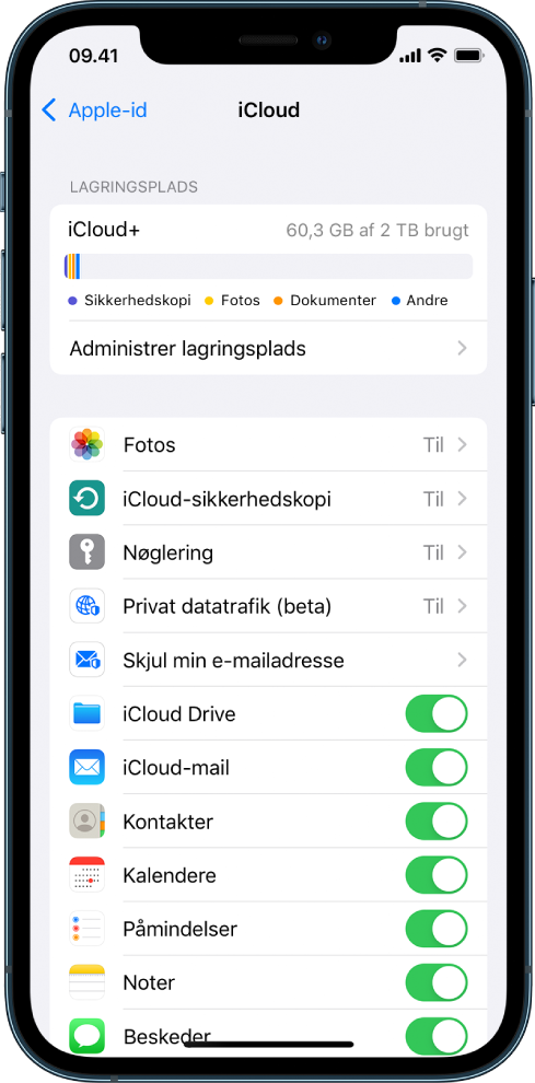 Indstillingsskærmen til iCloud med status for iCloud-lagringsplads og en liste over apps og funktioner, herunder Mail, Kontakter og Beskeder, som kan bruges med iCloud.