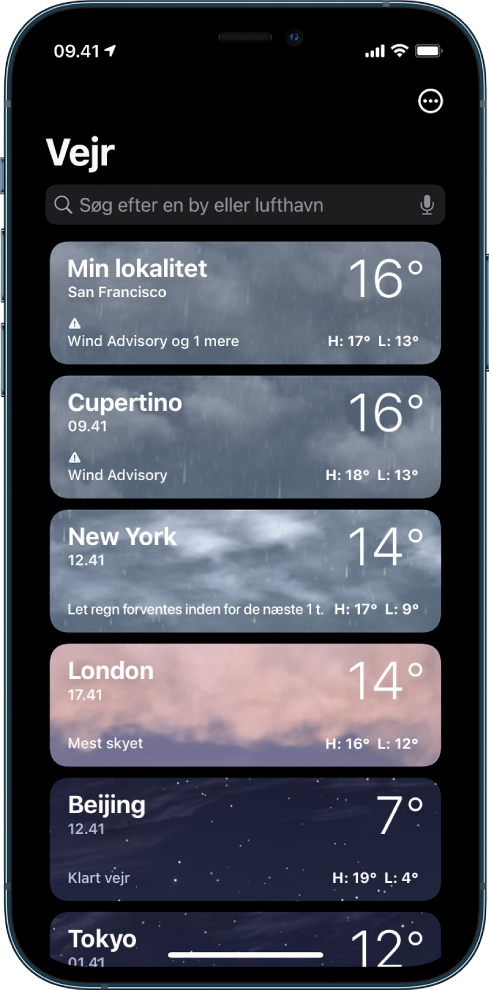 En liste med byer, der viser klokkeslæt, aktuel temperatur, vejrudsigt og højeste og laveste temperatur i hver by. Øverst på skærmen findes søgefeltet, og i øverste højre hjørne findes knappen Mere.