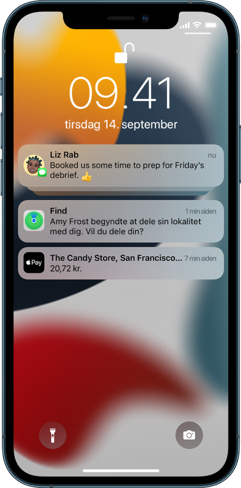 En gruppe notifikationer og to individuelle notifikationer på den låste skærm: tre notifikationer fra Beskeder, en notifikation fra Find og en notifikation fra Apple Pay.