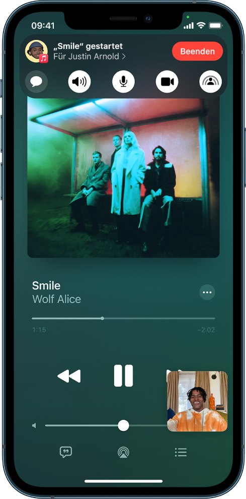 Ein FaceTime-Anruf zeigt die Beteiligten, die Audioinhalte von Apple Music teilen. Das Albumcover ist oben im Bildschirm zu sehen, der Titel und die Audiosteuerelemente befinden sich genau darunter.