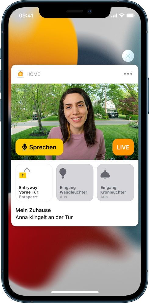 Der Bildschirm des iPhone mit einer Mitteilung von der App „Home“. Auf ihm wird das Bild einer Person an der Eingangstür und die Taste „Sprechen“ links daneben angezeigt. Darunter befinden sich Gerätetasten für die Eingangstür und die Beleuchtung des Zugangsbereichs. Die Wörter „Anna klingelt an der Tür“. Oben rechts neben der Mitteilung befindet sich die Taste „Schließen“.