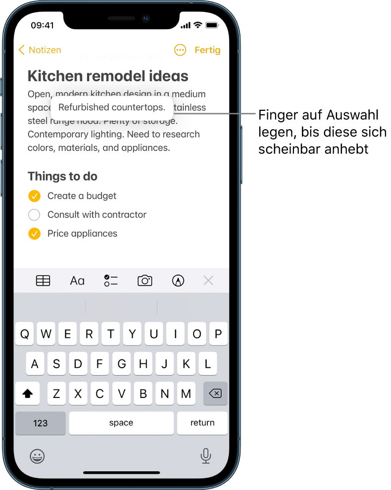 Eine Notiz in der App „Notizen“. Eine ausgewählte Textpassage scheint sich vom umgebenden Text zu lösen, da der Finger auf die Auswahl gelegt wurde.