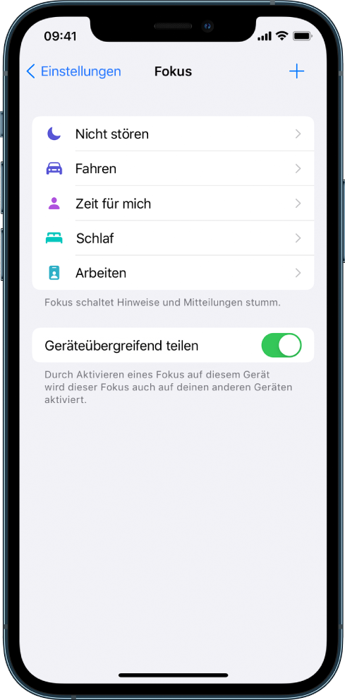 Vier Fokus-Optionen – „Nicht stören“, „Fahren“, „Zeit für mich“, „Schlafen“ und „Arbeiten“. Die Taste „Geräteübergreifend teilen“ ermöglicht dir die Verwendung derselben Fokus-Einstellungen für alle deine Apple-Geräte, auf denen du mit derselben Apple-ID angemeldet bist.