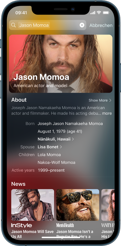 Ein Bildschirm mit einer Suche auf dem iPhone. Oben befindet sich das Suchfeld mit dem Namen einer bekannten Persönlichkeit und darunter sind Suchergebnisse zu sehen, die den gesuchten Begriff enthalten.