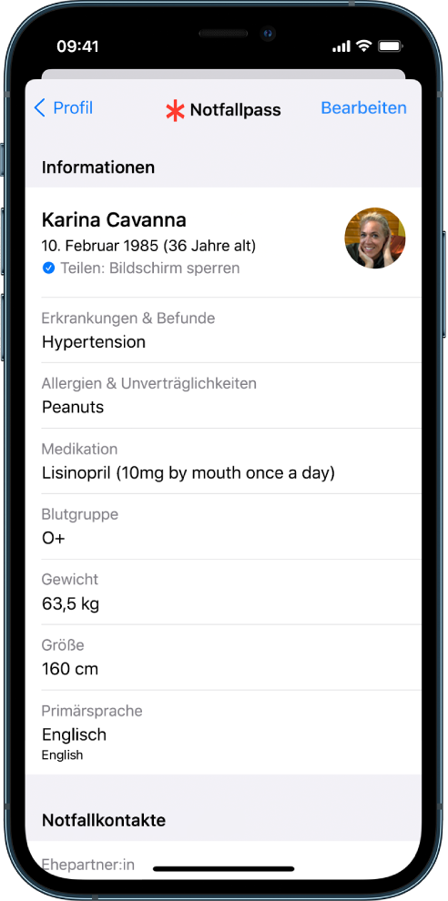 Ein Notfallpass-Bildschirm mit Informationen wie Geburtsdatum, körperliche Beschwerden, Medikationen und Notfallkontakte.