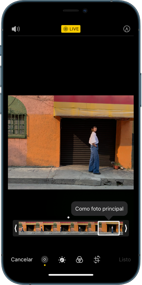 Pantalla con una Live Photo en el centro. El botón Live está en la parte superior central y el botón Sonido en la parte inferior izquierda. Debajo de la foto se sitúa el visor de cuadros con el botón “Establecer como foto principal” activado. En ambos extremod del visor se encuentran dos flechas que te permiten recortar la Live Photo.