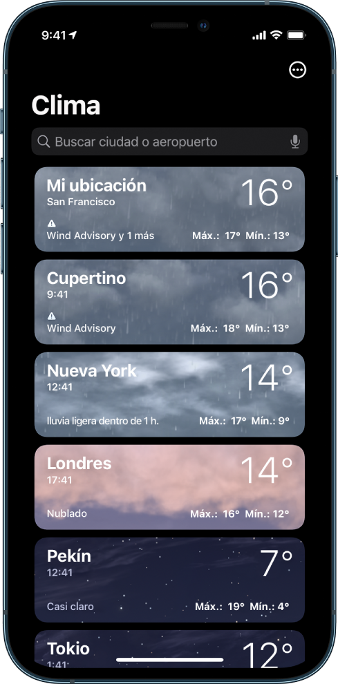 Una lista de ciudades que muestra la hora, la temperatura actual y el pronóstico de las temperaturas máxima y mínima de cada ciudad. En la parte superior de la pantalla se encuentra el campo de búsqueda y, en la esquina superior derecha está el botón Más.