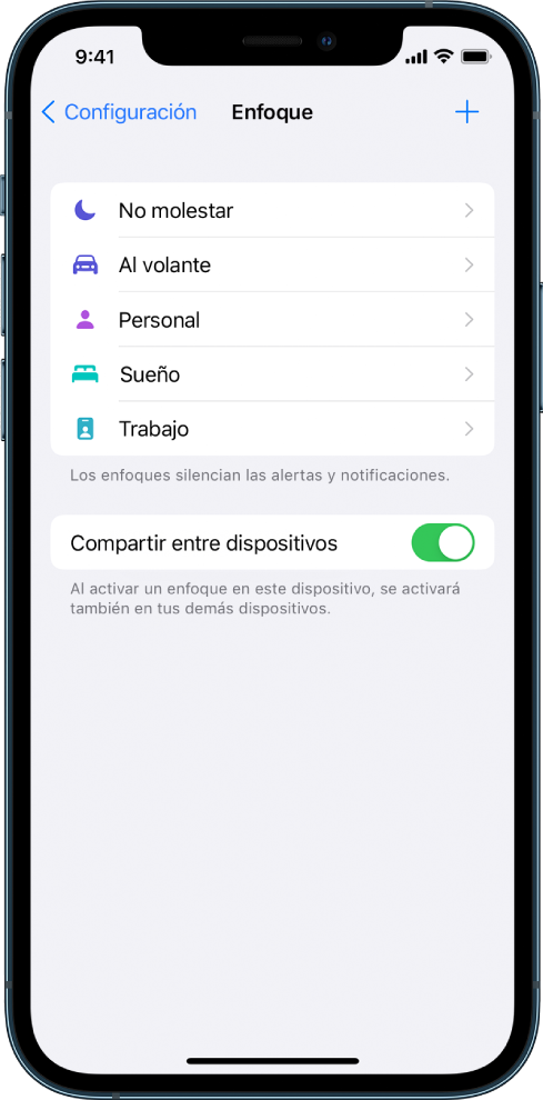 Pantalla mostrando cinco opciones de enfoque proporcionadas: No molestar, Al volante, Personal, Sueño y Trabajo. El botón “Compartir entre dispositivos” te permite usar la misma configuración de enfoque en todos tus dispositivos Apple en los que hayas iniciado sesión con el mismo Apple ID.