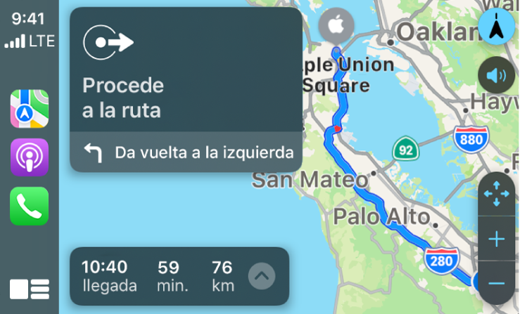 CarPlay mostrando los íconos de Mapas, Podcasts y Teléfono en el lado izquierdo, el mapa de una ruta en automóvil en la derecha que incluye controles de zoom, ruta detallada e información de hora estimada de llegada.