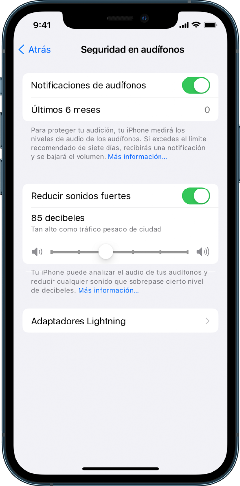 La pantalla “Seguridad para audífonos” mostrando la cantidad de notificaciones de audífonos enviadas en los últimos 6 meses, el botón para activar o desactivar “Reducir sonidos fuertes”, un regulador para cambiar el nivel de decibeles máximos y el límite seleccionado actualmente de 85 decibeles.