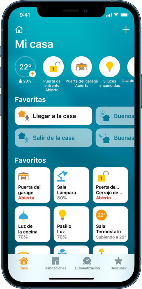 La pestaña Casa mostrando ambientaciones y accesorios que han sido marcados como favoritos. Se muestran los botones de estado del accesorio. Las otras pestañas de la parte inferior son Habitaciones y Automatización.