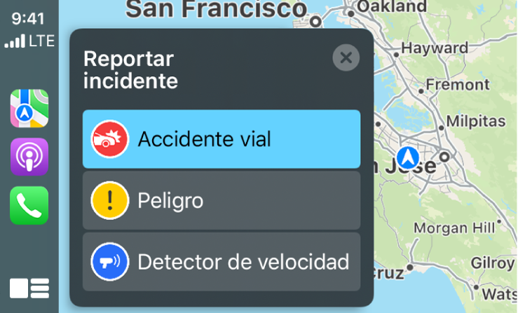 CarPlay mostrando íconos para Mapas, Podcasts y Teléfono a la izquierda y un mapa del área actual a la derecha donde se reporta un accidente de tráfico, peligro o control de velocidad.