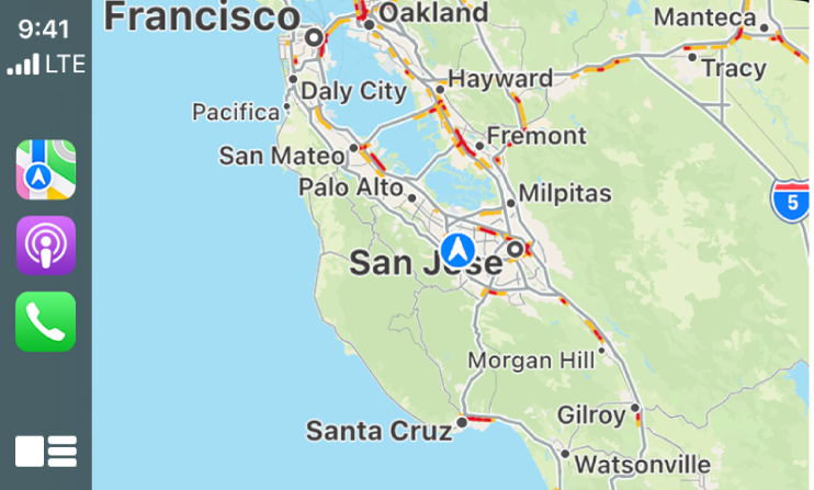 CarPlay mostrando íconos para Mapas, Podcasts y Teléfono en la izquierda, y un mapa del área actual a la derecha.