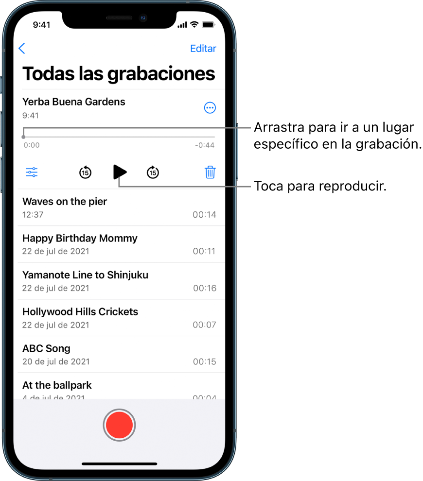 La pantalla de Notas de Voz con una grabación seleccionada en la parte superior. La línea del tiempo de la grabación tiene un cursor de reproducción, que puedes arrastrar para ir a un punto específico de la grabación. En cada extremo de la línea del tiempo se encuentra el tiempo de inicio y el tiempo de fin. Arriba de la línea del tiempo se encuentra el botón “Más acciones”, desde el cual puedes copiar, compartir, editar o duplicar una grabación, o realizar otras acciones. Debajo de la línea del tiempo se encuentra el botón “Configuración de la reproducción”, que puedes usar para establecer opciones de reproducción; y los botones Retroceder 15 segundos, Reproducir, Avanzar 15 segundos y Eliminar. Debajo se encuentra una lista de grabaciones que se pueden abrir con un toque.