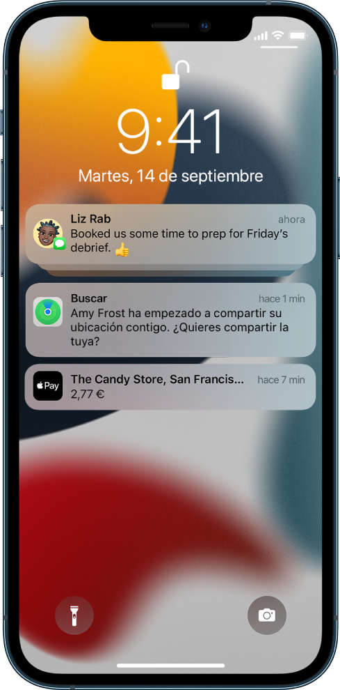 Un grupo de notificaciones y dos notificaciones individuales en la pantalla bloqueada: tres notificaciones de Mensajes, una notificación de Buscar y una notificación de Apple Pay.