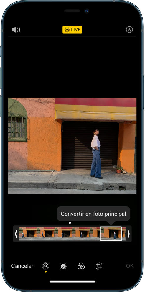 Pantalla de Live Photos con la Live Photo en el centro. El botón Live está en la parte superior central, mientras que en la parte superior izquierda se encuentra el botón Sonido. Debajo de la foto está el visor de fotogramas con el botón “Convertir en foto principal” activo. En ambos extremos del visor de fotogramas hay dos flechas que te permiten acortar la Live Photo.
