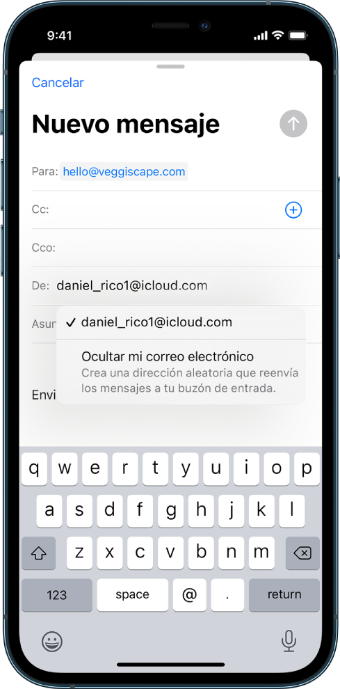 Redacción de un borrador de correo electrónico. El campo De está seleccionado con dos opciones indicadas debajo: una dirección de correo electrónico personal y “Ocultar mi correo electrónico”.