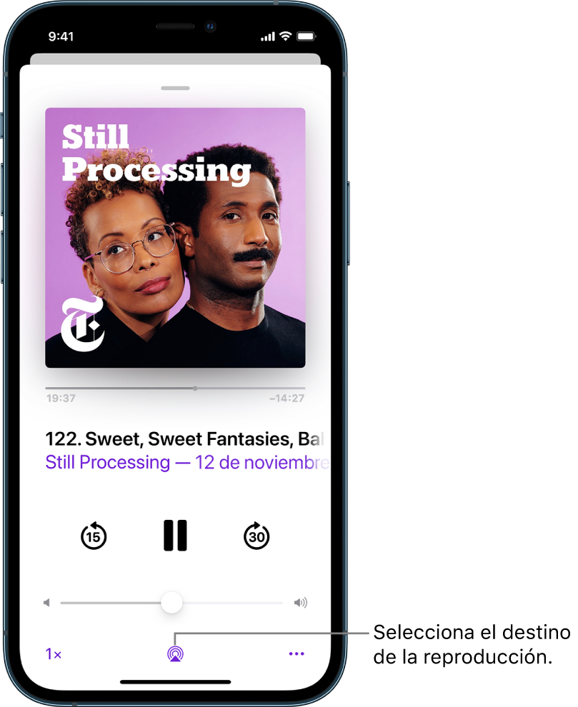 Los controles de reproducción para un podcasts, incluido el botón “Destino de la reproducción” en la parte inferior de la pantalla.