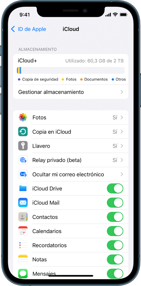 Pantalla de ajustes de iCloud con el medidor de almacenamiento en iCloud y una lista de apps y servicios, como Mail, Contactos y Mensajes, que se pueden utilizar con iCloud.