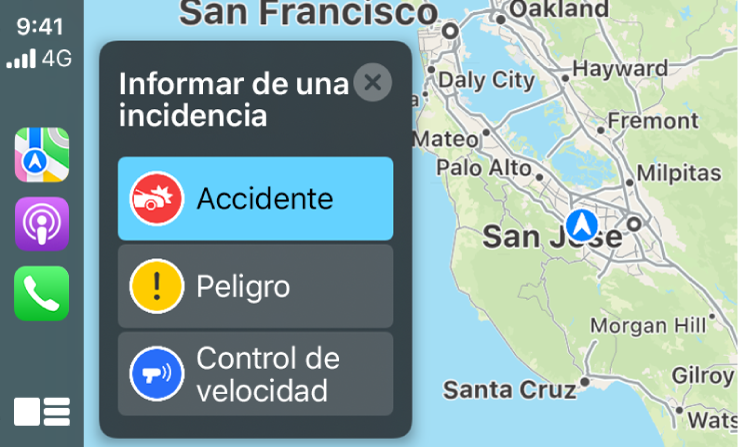 CarPlay con iconos para Mapas, Podcasts y Teléfono a la izquierda y un mapa de la zona actual a la derecha, donde se notifica un accidente de tráfico, una situación de peligro o un control de velocidad.