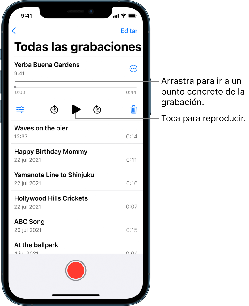 Pantalla de lista de Notas de Voz con una grabación seleccionada arriba. La línea de tiempo de la grabación tiene un cursor de reproducción, que puedes arrastrar para ir a un punto determinado de la grabación. En ambos extremos de la línea de tiempo se indican los tiempos de comienzo y final. Por encima de la línea de tiempo está el botón “Más acciones”, en el que puedes tocar para copiar, compartir, editar o duplicar una grabación, entre otras cosas. Debajo de la línea de tiempo están el botón “Ajustes de reproducción”, que puedes usar para configurar las opciones de reproducción, el botón de retroceder 15 segundos, el botón de reproducir, el botón de avanzar 15 segundos y el botón de eliminar. Debajo de estos controles hay una lista de grabaciones que se pueden abrir tocándolas.