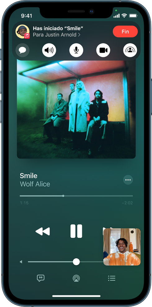 Una llamada de FaceTime, con participantes que comparten contenido de audio de Apple Music. La portada del álbum se muestra cerca de la parte superior de la pantalla, con el título y los controles de audio justo debajo.