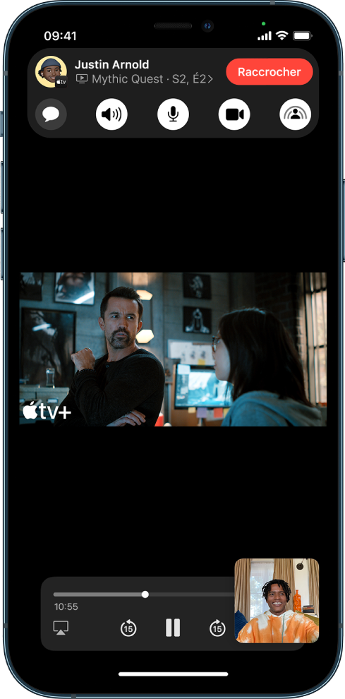 Un appel FaceTime affichant un contenu vidéo Apple TV+ en cours de partage lors de l’appel. Les commandes FaceTime sont affichées en haut de l’écran. La vidéo est en cours de lecture sous les commandes. Les commandes de lecture se trouvent en bas de l’écran.