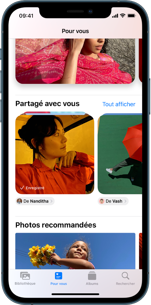 Dans l’app Photos, l’écran « Pour vous » affiche les collections de photos « Partagé avec vous ». Sous chaque collection se trouve le nom du contact qui a partagé les photos et un bouton permettant de répondre à ce contact.