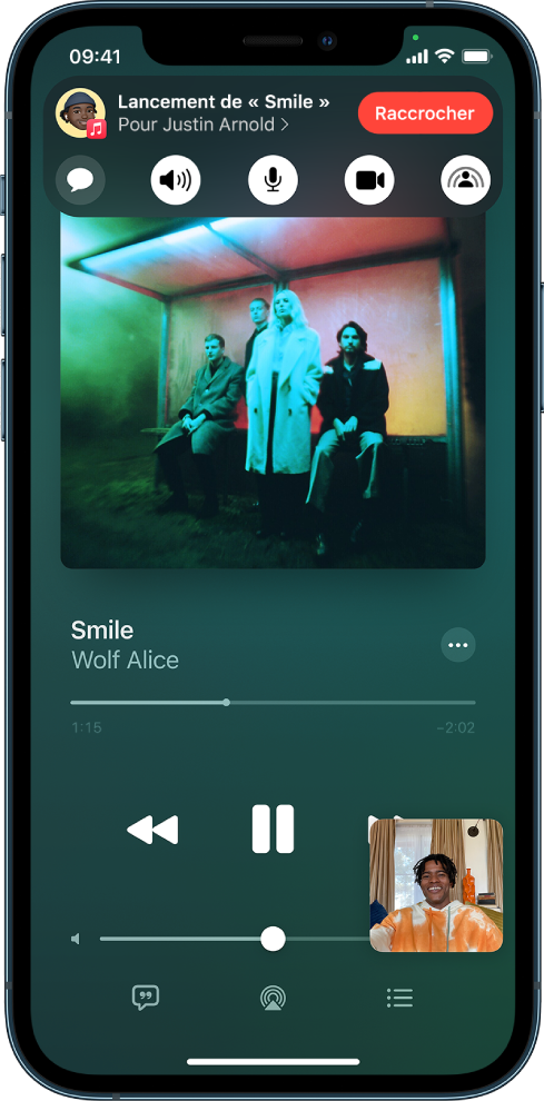 Un appel FaceTime avec des participants partageant du contenu audio à partir d’Apple Music. La couverture de l’album figure en haut de l’écran, tandis que le titre et les commandes audio se trouvent en dessous.