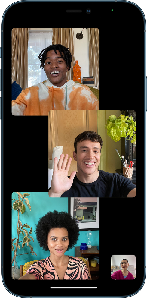 Un appel FaceTime en groupe avec quatre participants ; chaque participant apparaît dans une vignette distincte.