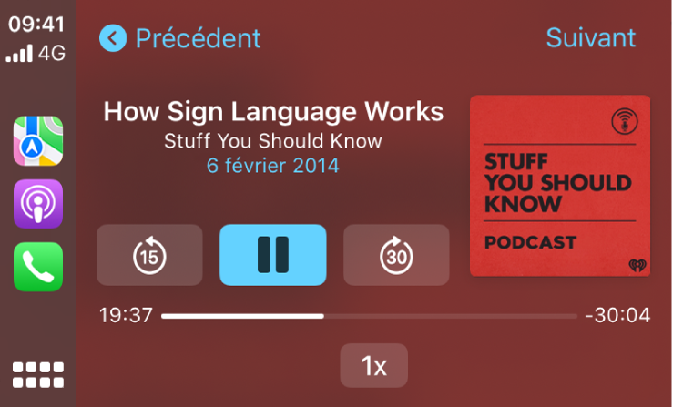 Tableau de bord CarPlay affichant le podcast « How Sign Language Works » de Stuff You Should Know en cours de lecture.