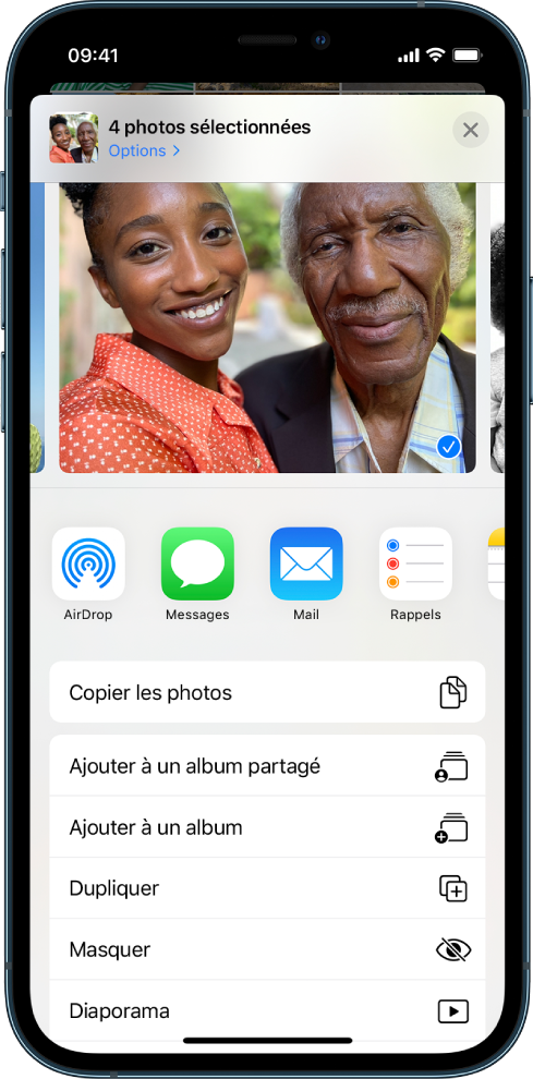 L’écran de partage de Photos. La photo sélectionnée se trouve en haut de l’écran. Les options de partage figurent dessous. Sous les actions de partage se trouve une liste d’actions, à savoir, de haut en bas : « Copier les photos », « Ajouter à un album partagé », « Ajouter à un album », Dupliquer, Masquer et Diaporama.