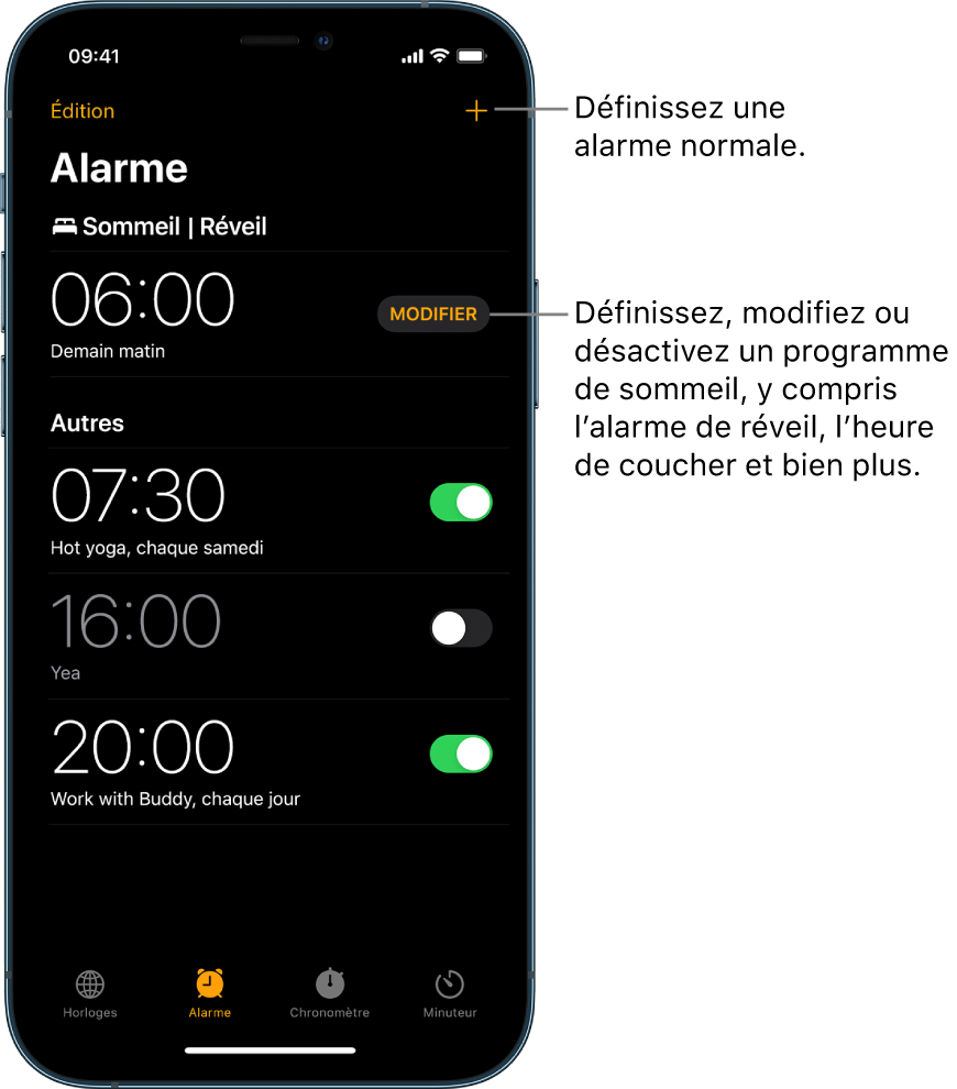 L’onglet Alarme affichant quatre alarmes réglées à différentes heures, le bouton pour régler une alarme régulière en haut à droite, et l’alarme de réveil avec un bouton pour changer le programme de sommeil dans l’app Santé.