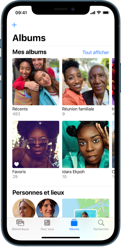 Un utilisateur sélectionne l’onglet Albums en bas de l’écran. Sous l’en-tête « Mes albums », l’écran se remplit avec les albums Récents, « Voyage en Inde », Favoris et Cyclisme. Le bouton « Tout afficher » se trouve en regard de l’en-tête « Mes albums ». Le bouton Ajouter est situé dans le coin supérieur gauche de l’écran.