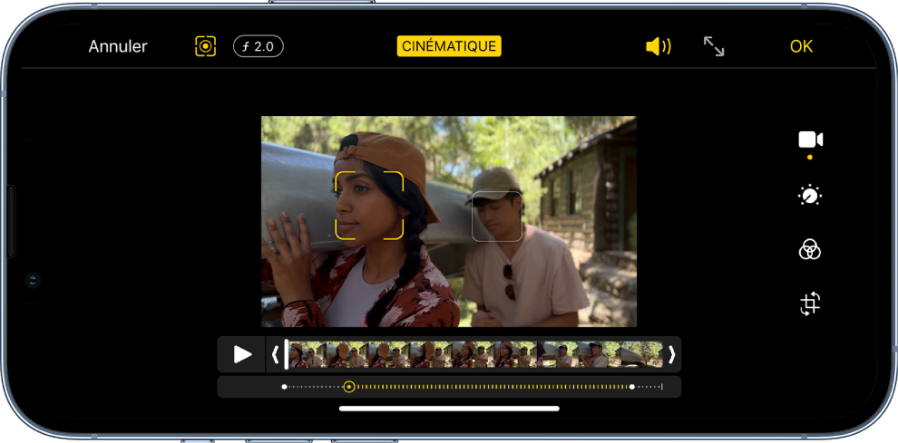 L’écran Modifier d’une vidéo en mode Cinématique en orientation paysage. En haut à gauche de l’écran se trouvent le bouton Annuler, le bouton manuel du mode cinématique et le bouton « Réglage de la profondeur ». En haut, au centre de l’écran, le bouton Cinématique est sélectionné. En haut à droite de l’écran se trouvent les boutons Volume, « Activer le mode plein écran » et OK. La vidéo est au centre de l’écran et il y a un cadre autour de la cible. Sous la vidéo se trouve un visualiseur d’images qui affiche le moment de la vidéo à partir duquel la cible change. Les outils de modifications se trouvent sur le côté droit de l’écran, avec de haut en bas : Vidéo, « Ajuster la couleur », Filtrer et Recadrer.