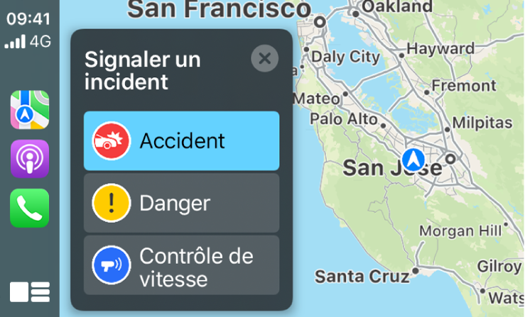 CarPlay affichant les icônes de Plans, Podcasts et Téléphone sur la gauche, et un plan de la zone actuelle sur la droite signalant un accident de circulation, un danger ou un contrôle de vitesse.