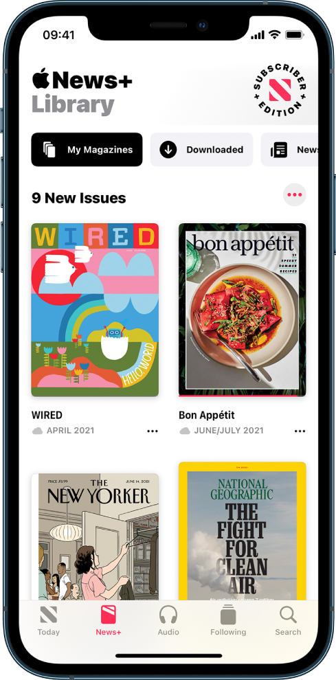 Un écran affichant la bibliothèque Apple News+. Les boutons Downloaded et « My Magazines » se trouvent en haut. Ce dernier est sélectionné. En dessous se trouvent les boutons de quatre magazines différents. En bas de l’écran figurent les boutons Today, News+, Audio, Following et Search. Le bouton News+ est en surbrillance.