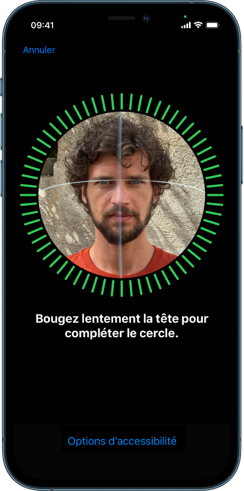 L’écran de configuration de la reconnaissance de Face ID. Un visage est affiché à l’écran. Un cercle l’entoure. Le texte sous le visage indique à l’utilisateur qu’il doit déplacer lentement sa tête de façon à remplir le cercle. Un bouton « Options d’accessibilité » est affiché en bas de l’écran.