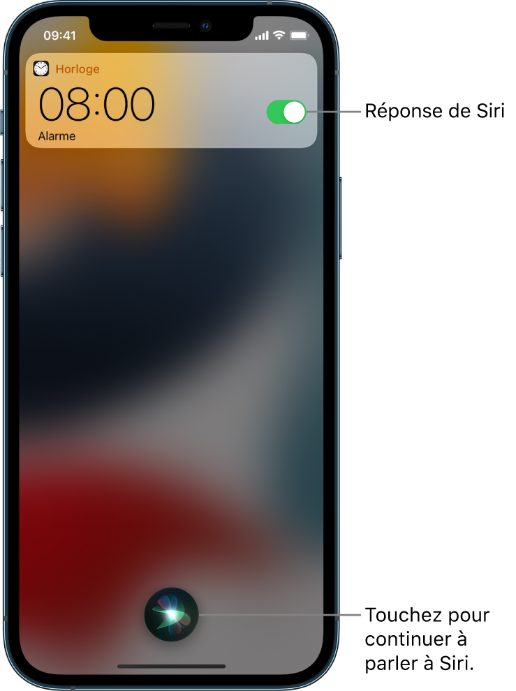 Siri sur l’écran verrouillé. Une notification de l’app Horloge indique qu’un réveil est activé pour 8 h. Un bouton au centre en bas de l’écran permet de continuer à parler à Siri.