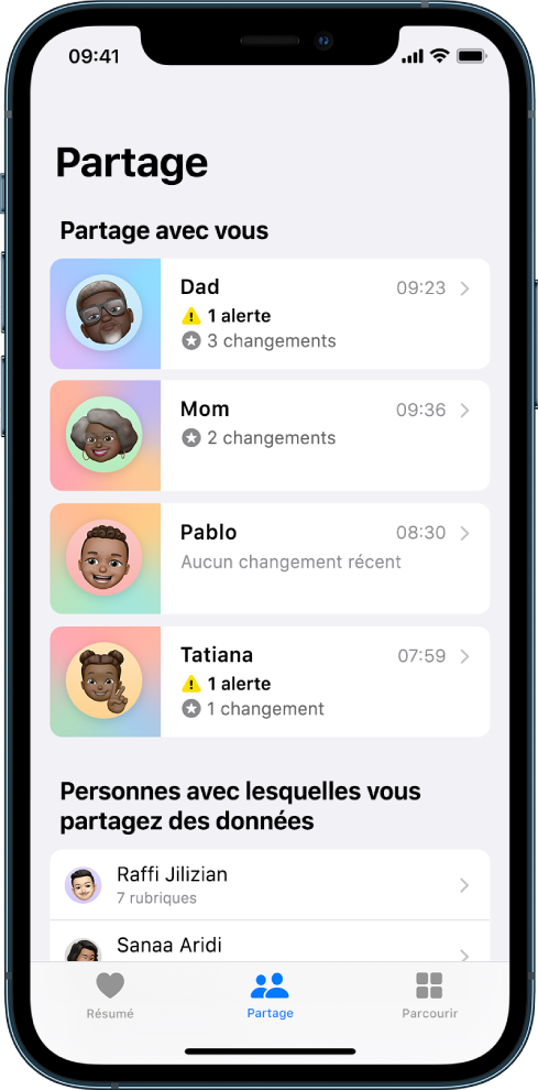 L’écran Partage de l’app Santé. Au milieu de l’écran, de haut en bas, se trouve une liste de contacts « Partage avec vous » comprenant des informations sur les alertes, les changements et l’absence de changement récent. Une liste des contacts avec lesquels vous partagez des données figure en dessous. Sous chaque contact se trouve le nombre de sujets partagés avec ce contact. Au bas de l’écran, de gauche à droite, se trouvent les boutons Résumé, Partage et Parcourir. Le bouton Partage est sélectionné.