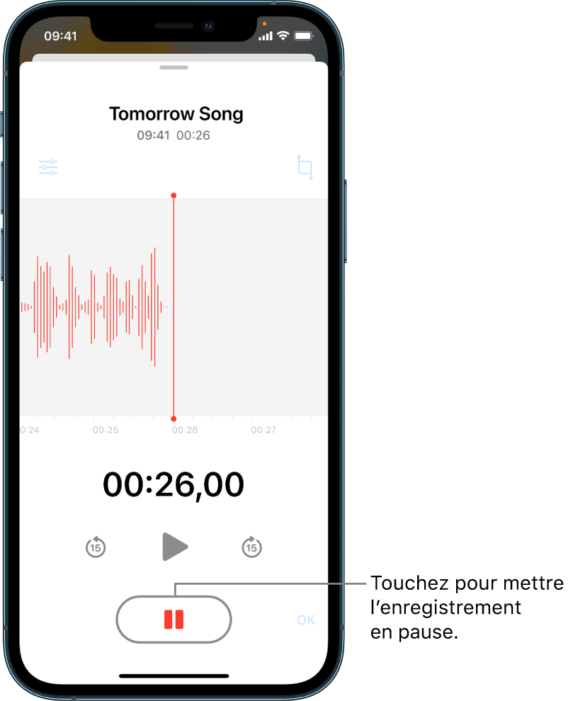 Un enregistrement de mémo vocal en cours, avec un bouton Pause actif en surbrillance et des commandes grisées permettant de lire l’enregistrement, d’avancer de 15 secondes et de reculer de 15 secondes. La majeure partie de l’écran affiche la forme d’onde de l’enregistrement en cours, ainsi que sa durée. Le voyant orange « Micro en cours d’utilisation » apparaît en haut à droite.