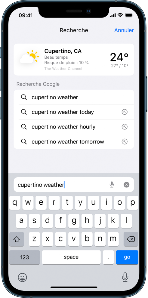 En bas de l’écran se trouve le champ de recherche de Safari, qui contient le texte « météo cupertino ». En haut de l’écran, un résultat de l’app Météo présentant la météo et la température actuelles à Cupertino est affiché. En dessous figure des résultats de Recherche Google. À droite de chaque résultat se trouve une flèche permettant d’accéder à la page en question.