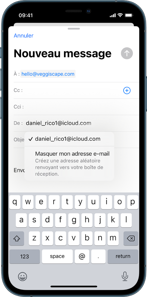 Un brouillon d’e-mail en cours d’écriture. L’utilisateur sélectionne le champ De avec deux options figurant en dessous de celui-ci : une adresse e-mail personnelle et l’option « Masquer mon adresse e-mail ».