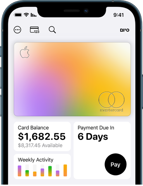 ה‑Apple Card ב‑Wallet; הכפתור ״עוד״ מוצג מימין למעלה, סה״כ יתרה ופעילות שבועית מימין למטה, והכפתור Pay משמאל למטה.