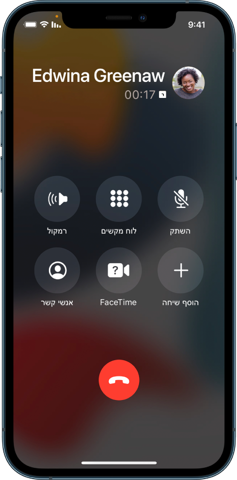 מסך ״טלפון״, מציג את הכפתורים עבור האפשרויות השונות בעת שיחה. בשורה העליונה, מימין לשמאל, נמצאים הכפתורים ״השתק״, ״מקלדת״ ו״רמקול״. בשורה התחתונה, מימין לשמאל, נמצאים הכפתורים ״הוסף שיחה״, FaceTime ו״אנשי קשר״.