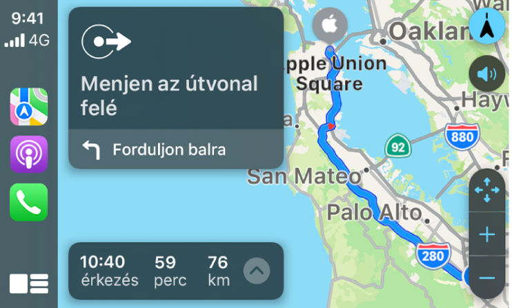 A CarPlay képernyője, amelynek bal oldalán a Térképek, a Podcastok és a Telefon ikonjai láthatók, jobb oldalán pedig egy autós útvonal térképe nagyításvezérlőkkel, elágazásokkal és becsült érkezési információkkal.